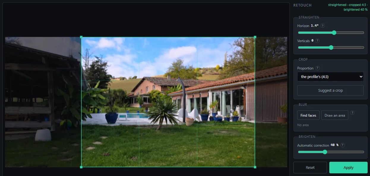 The retouch editor: the photo with its suggested 4:3 crop, the horizon and verticals sliders, the automatic correction.