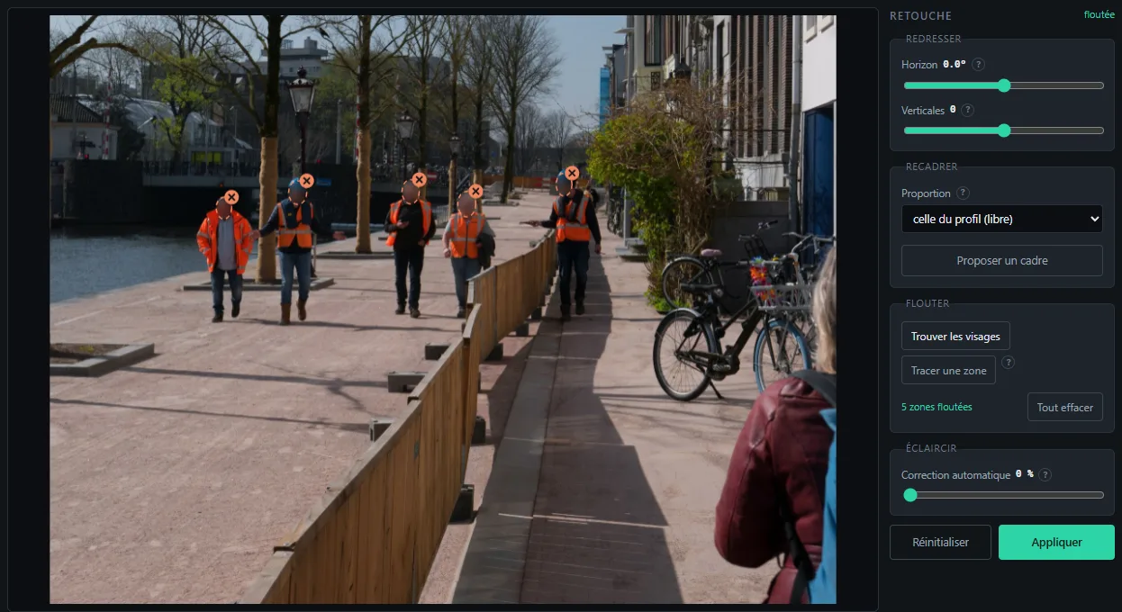 L'éditeur de retouche avec cinq visages repérés et floutés sur une photo de chantier.